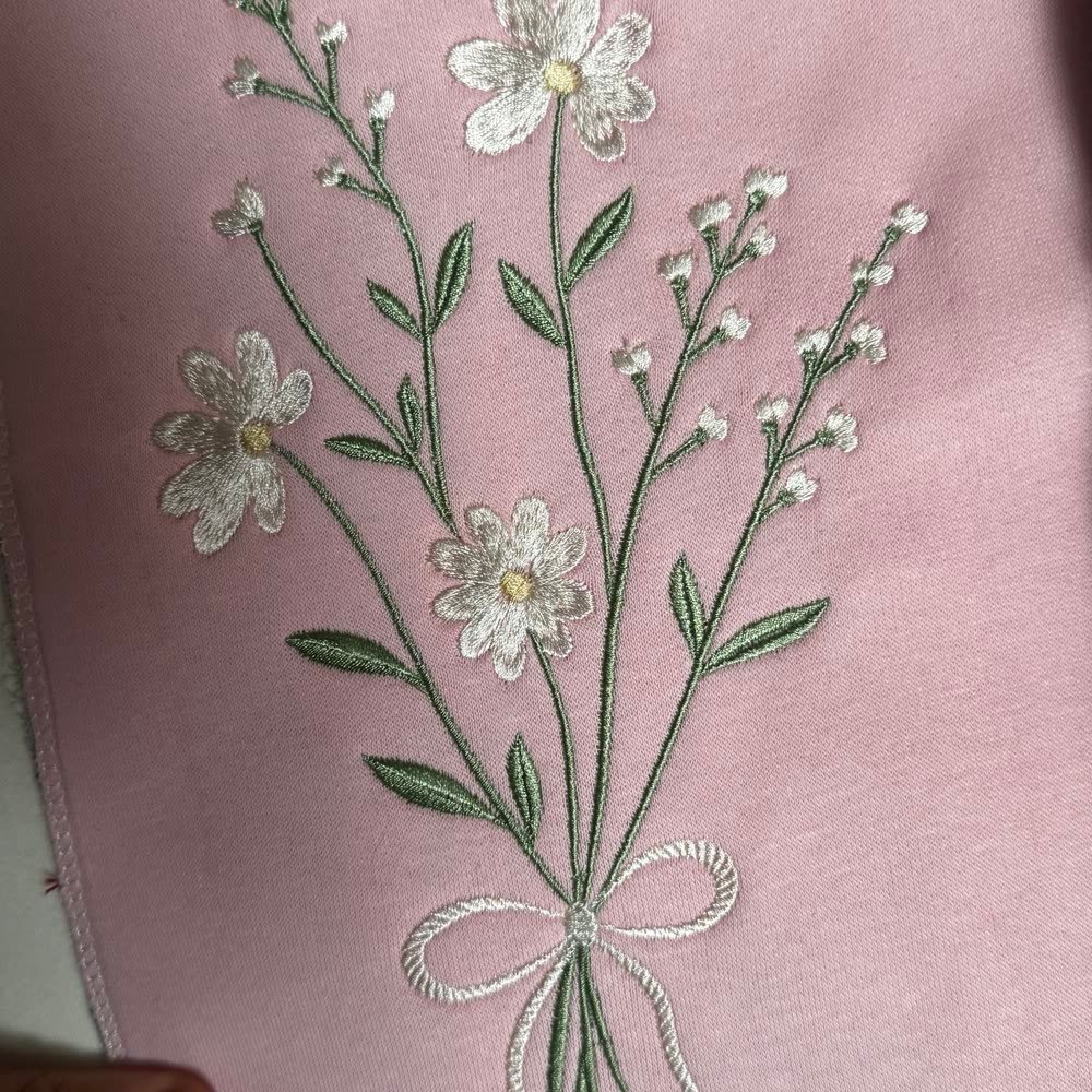 Besticktes Blumenstrauß-Motiv mit Schleife auf Textil