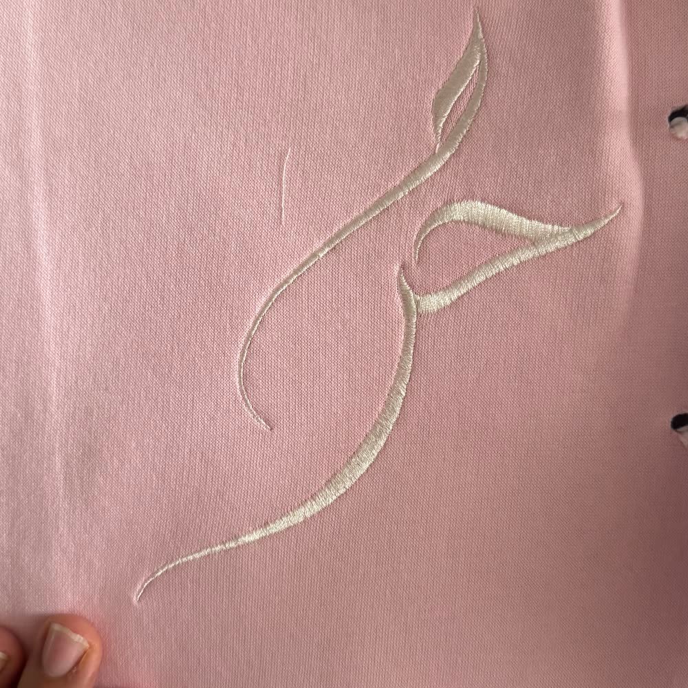 Filigranes Blatt- und Rankenmotiv in Stickerei auf Textil